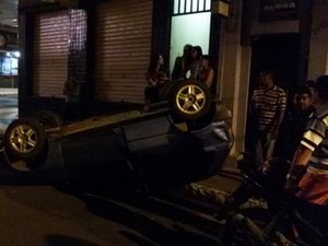 Motorista avança semáforo e provoca capotamento