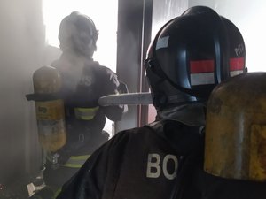 Bombeiros controlam incêndio em residência no bairro Antares, em Maceió