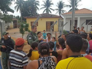 Moradores interditam rodovia no Agreste e Grupamento Aéreo gerencia desbloqueio 