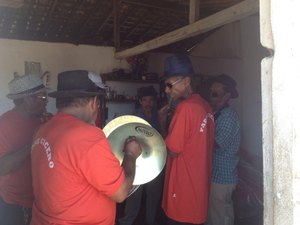 Bandas de pífano percorrem comunidades rurais