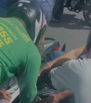 Motociclista fica com o pé preso na moto após colisão no Parque do Centenário