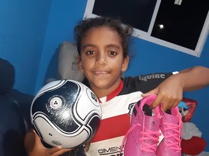 Menina que sonha em ser atleta viraliza em desabafo sobre preconceito por jogar futebol
