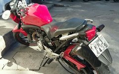 Menor assalta pedestres, sofre acidente com moto utilizada no crime e é apreendido por populares