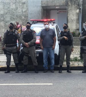 Policiais de Alagoas recepcionam militar recuperado da Covid-19