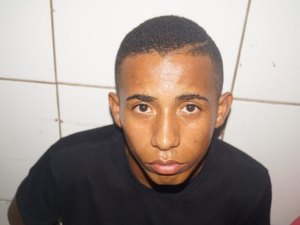 Dois homens são presos após roubar celular e ameaçar vítima