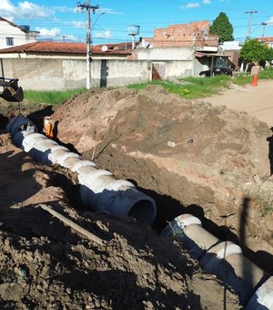 Obras de drenagem e pavimentação avançam na comunidade Sabiá, em Palmeira dos Índios