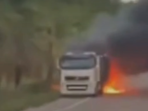 Caminhoneiro consegue salvar cabine de carreta em incêndio