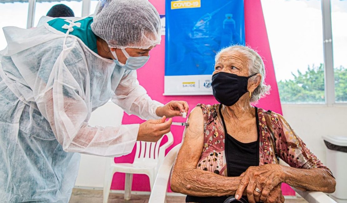 Após vacinação, Arapiraca registra queda de 70% na mortalidade de idosos acima de 80 anos