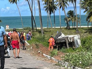 Homem de 57 anos fica feriado após tombamento de caminhão