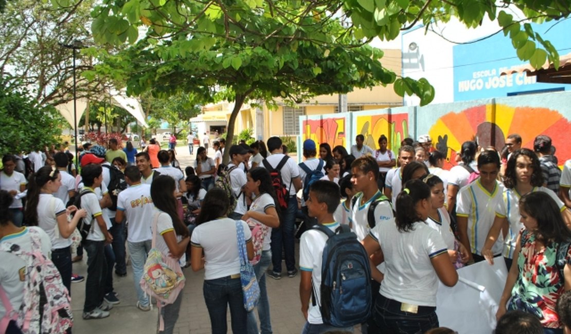 Alunos fazem protesto em Arapiraca reivindicando transporte escolar