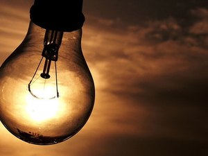 Distribuidora de energia terá de oferecer opção de tarifa menor fora do horário de pico