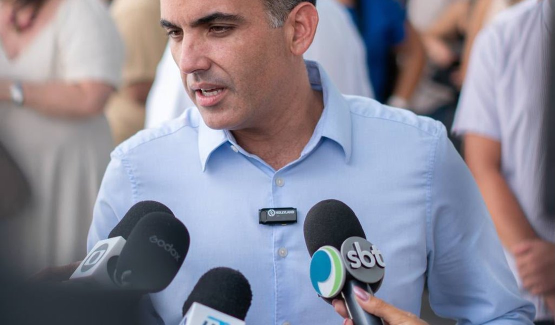 “O que falta é oportunidade”, diz Renato Filho ao propor mais escolas bilíngues em Alagoas