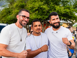 Leonardo Dias e Fabio Costa participam de procissão em Santana do Ipanema e enaltecem fé do povo sertanejo