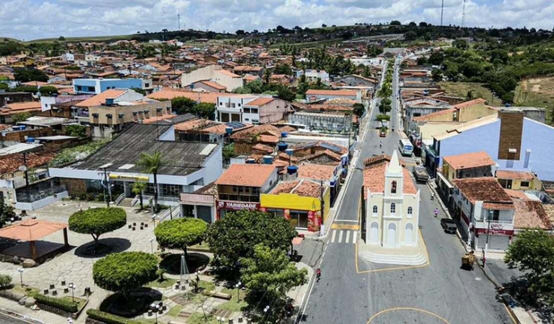 MPAL questiona contrato de R$ 450 mil para palestra em Feira Grande e pede ressarcimento