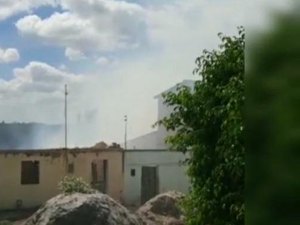 [Vídeo] Fogo em vegetação atinge residências e causa transtornos aos moradores da Vila Bananeiras
