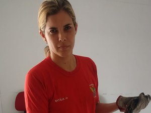 Populares capturam cobra jiboia em Maragogi e entregam aos bombeiros