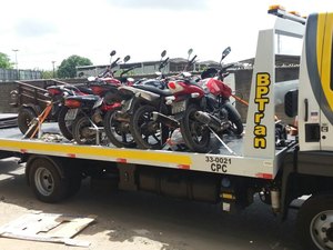Operação do BPTran recolhe sete veículos e autua motoristas no Santos Dumont
