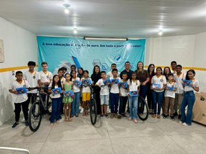 Prefeita Márcia entrega tablets e bicicletas a alunos destaques das escolas de São Luís do Quitunde