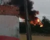Moradores do Planalto II denunciam queima frequente de pneus em terreno baldio de Arapiraca