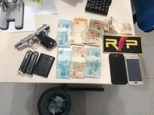 Ao dirigir em alta velocidade, motorista de Corolla é preso com pistola e munições em Arapiraca