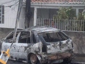 Carro e poste ficam destruídos após colisão em Olho D’Água das Flores
