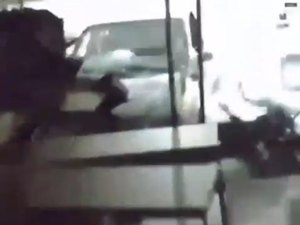 [Vídeo] Imagens mostram instante em que veículo invade loja na parte baixa de Maceió
