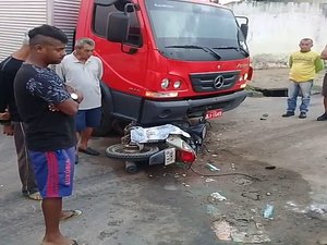 Caminhão colide em motocicleta e deixa idoso ferido, em Arapiraca