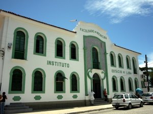 Homem é assassinado com dois tiros no abdômen em via pública de Maceió