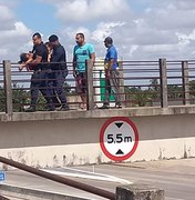 Mulher tenta pular de viaduto em Teotonio Vilela e é impedida por guardas municipais