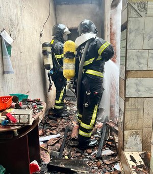 Incêndio atinge casa no bairro Chã da Jaqueira, em Maceió