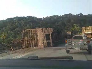 Caminhão tomba em São Luís do Quitunde