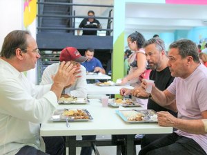 Wanderley Luxemburgo acompanha Luciano Barbosa em almoço no restaurante popular Jerimum