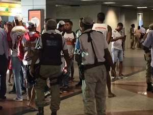 Pressão: Torcedores do Vitória fazem protesto no aeroporto de Salvador. 