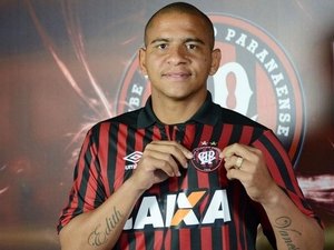 Dirigente do Sport afirma que Walter permanece no Atlético-PR