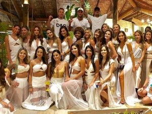 Ao lado de Medina e Arthur Melo, Neymar brinda o Ano Novo com 26 mulheres 