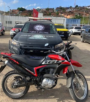 Moto com sinais de adulteração é apreendida pela PM durante ocorrência na BR-104, em Flexeiras