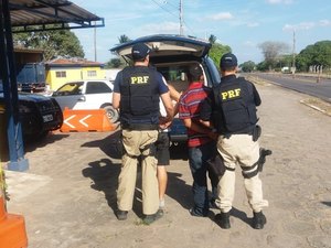 Dupla é presa com papelotes da maconha em cidade do Agreste
