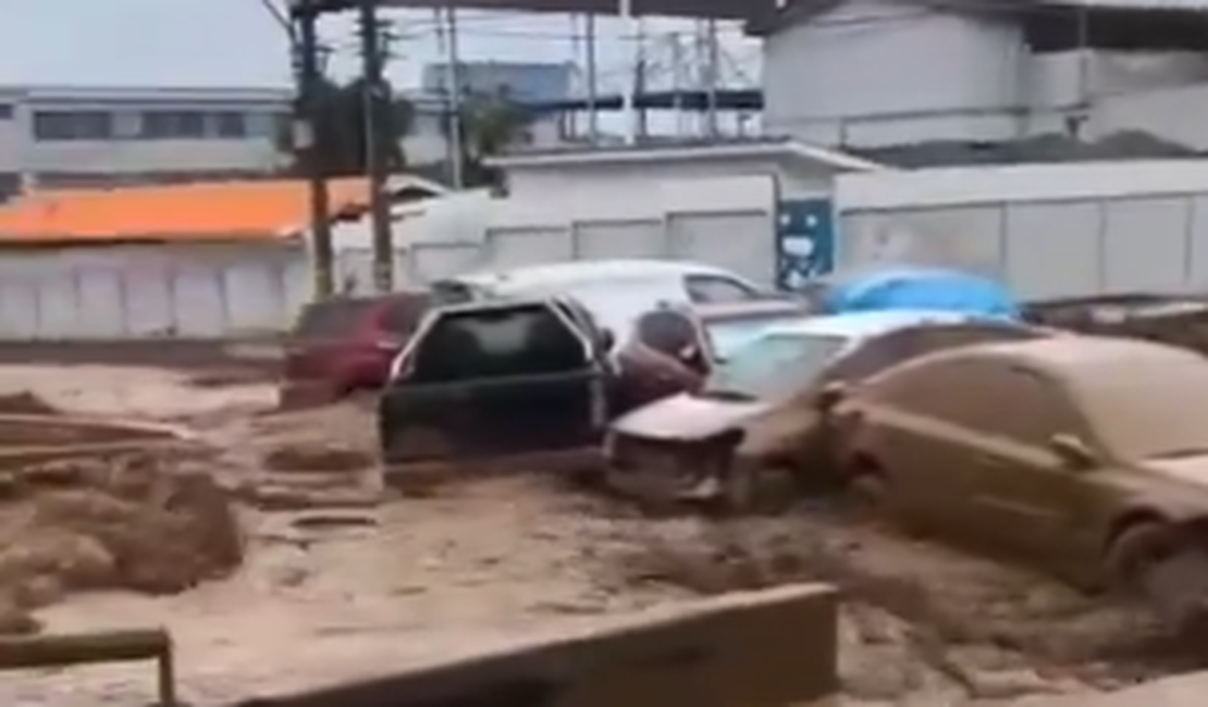 'Cachoeira de barro' é vista levando carros no Chile após tempestade