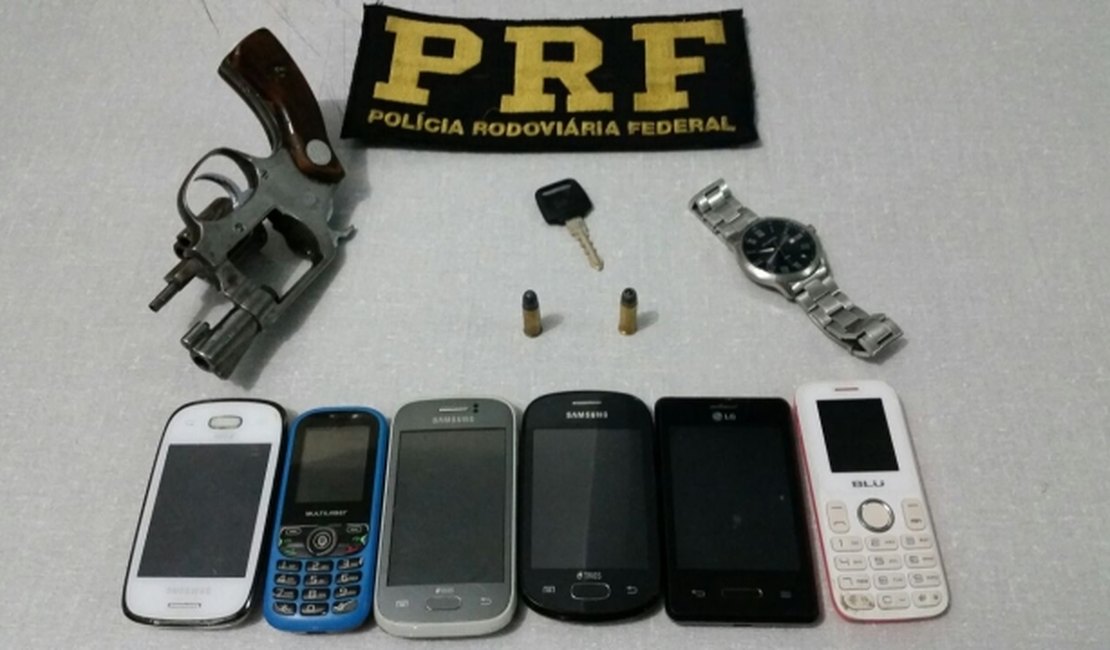 [Vídeo] PRF prende dois homens por porte ilegal de arma de fogo