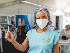 Jovens de 19 anos começa a ser vacinados contra a Covid-19 nesta quinta (19)