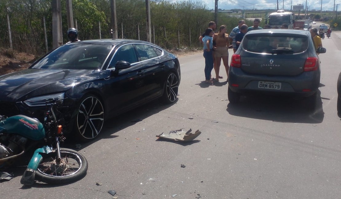 Dois carros e uma moto colidem na cidade de Arapiraca