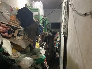 Mulher convivia com 25 anos de acúmulo de lixo em residência alvo de operação da Vigilância