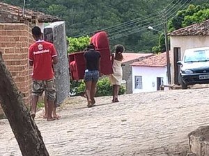 Cansados de esperar, moradores ocupam conjunto habitacional no Sertão