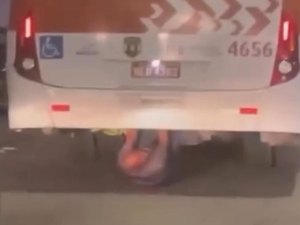 Homem é flagrado “pegando carona” na parte de baixo de ônibus em Maceió