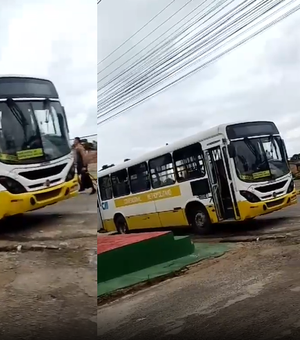 [Vídeo] Ônibus intermunicipal quebra e passageiros depredam veículo na AL-101 Norte