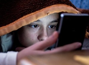 Celular antes de dormir afeta sono, hormônios e desenvolvimento infantil