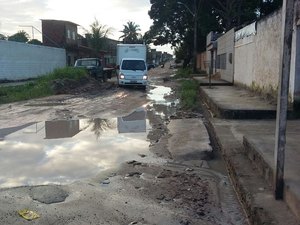 Vídeo: via alagada esconde buracos e coloca em risco condução de automóveis