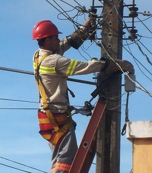 Equatorial faz manutenção na rede elétrica de oito bairros de Maceió
