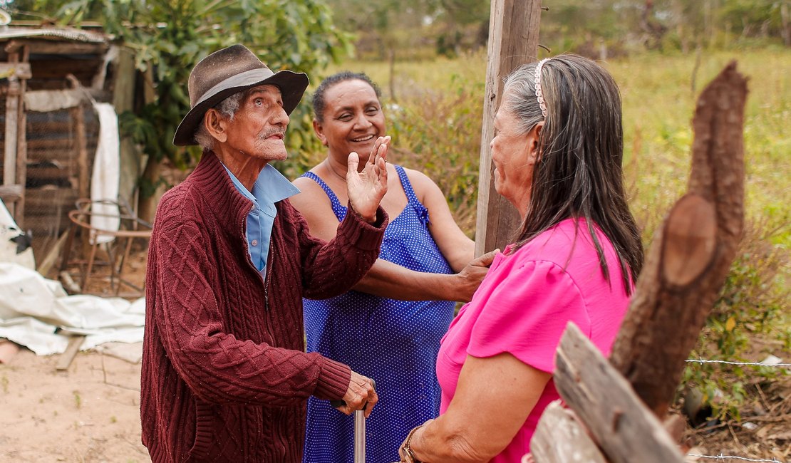Tia Júlia acompanha perfuração de poço e chegada de água em comunidade rural