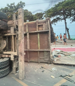Caminhão de lixo tomba na orla da Ponta Verde, em Maceió